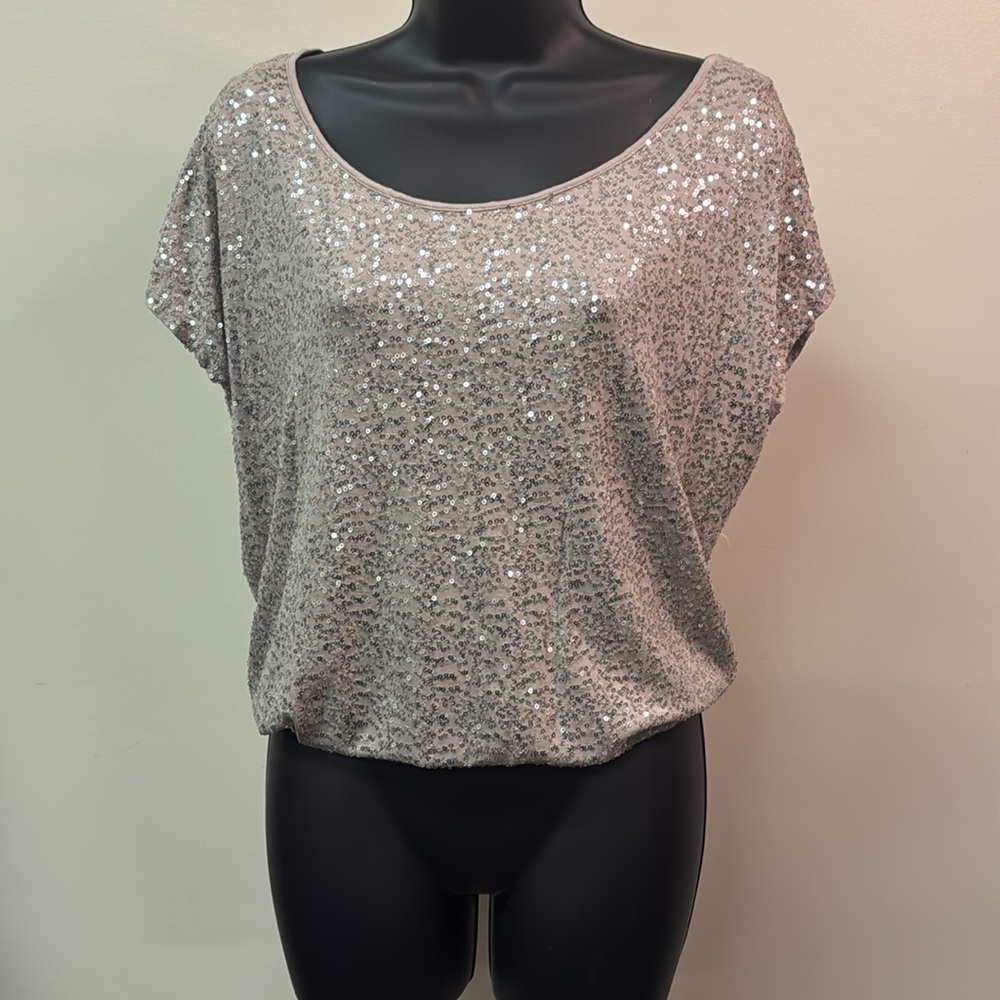 A beautiful beige, short sleeves sequin top to gather below your waist line. Med
